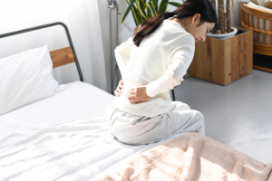 朝起きると腰が痛い原因とは?整骨院でできる対策と予防法を解説