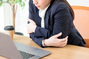 夏の肩こりは冷えから？冷房による血行不良と整骨院ケアの効果