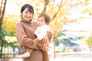 授乳や抱っこで悪化する産後の肩こり・首こりを骨盤矯正と姿勢改善でサポート